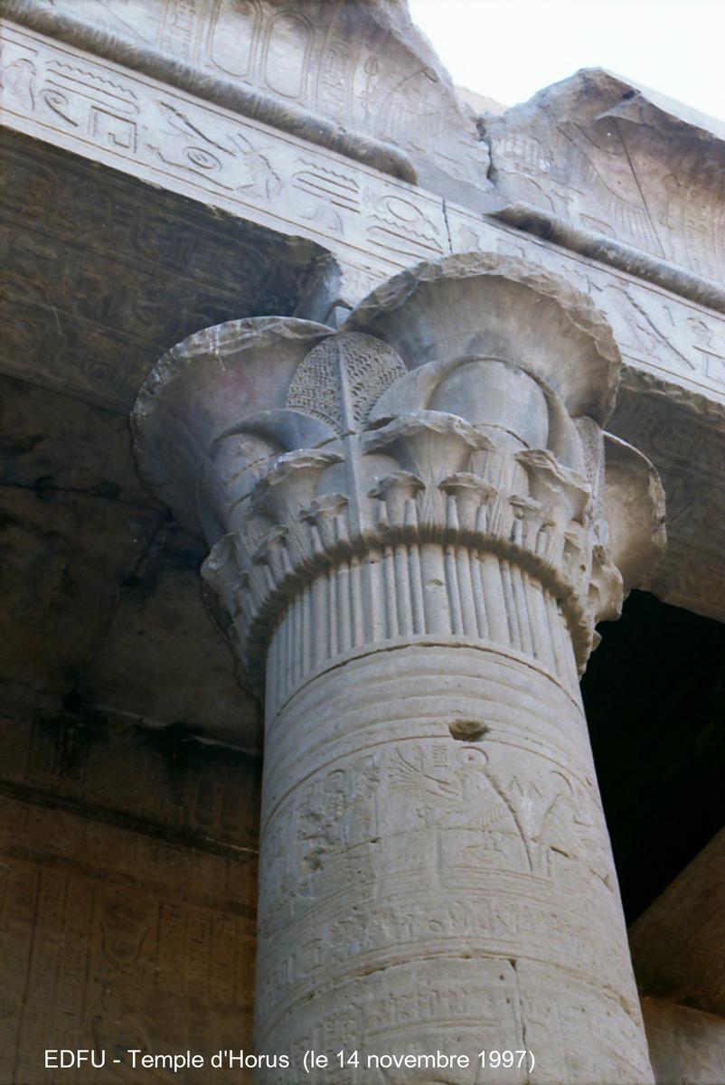 Edfou - Temple d'Horus, péristyle de la cour, des vestiges des couleurs d'origine sont visibles sur ce chapiteau composite et sur ce linteau 