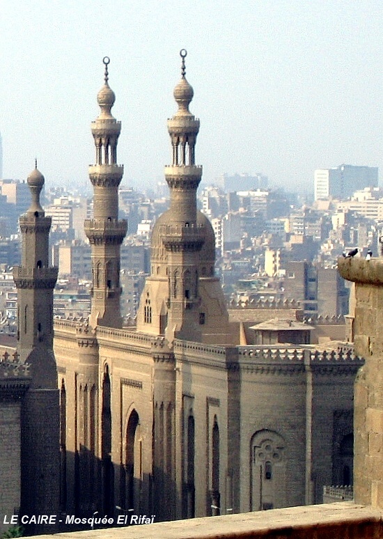 LE CAIRE – sur la place Salah el-Din, la mosquée el-Rifaï, construite de 1869 à 1912, abrite des tombes royales 