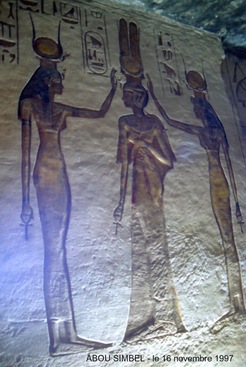 Abu Simbel: Tempel der Nefertari Die Königin wird hier unter dem doppelten Schutz der Göttin Hathor dargestellt