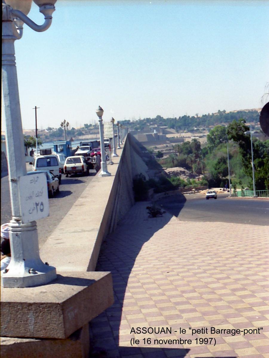 Fiche média no. 26537 Assouan - le «petit barrage», construit de 1892 à 1902 en maçonnerie de granit. Il mesurait à l'origine 30,5 m de hauteur et 1960 m de longueur; surélevé à deux reprises, il assure toujours sa fonction en plus de celle de pont entre les deux rives du Nil