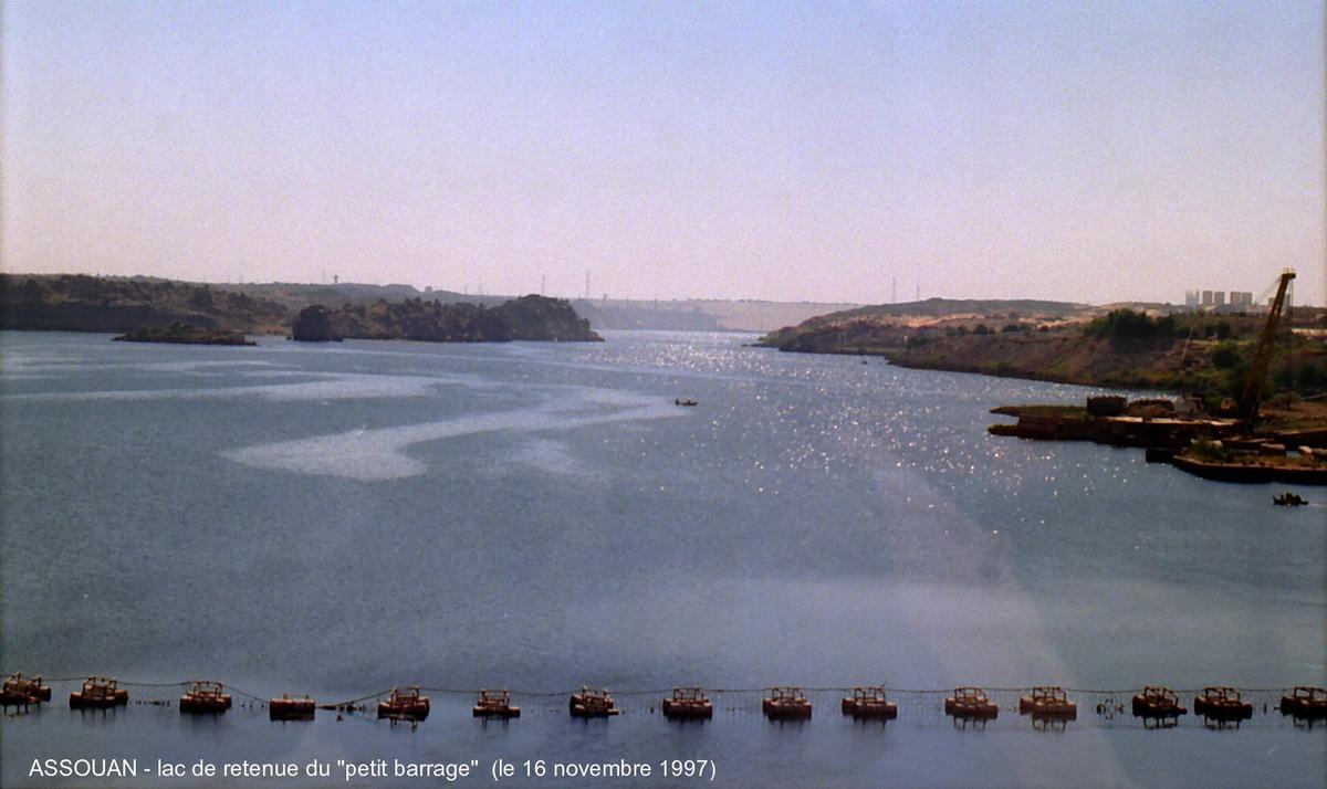Assouan - lac de retenue du «petit barrage», on apperçoit au fond la digue du «grand barrage» 