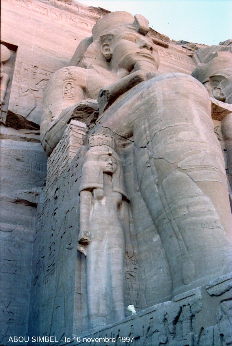 Abu Simbel: Tempel des Ramses II Nördliche Skulpturen-Gruppe der Fassade. Die Königin Nefertari steht am Fuß der 21 Meter hohen Kolossalstatue ihres königlichen Ehemanns