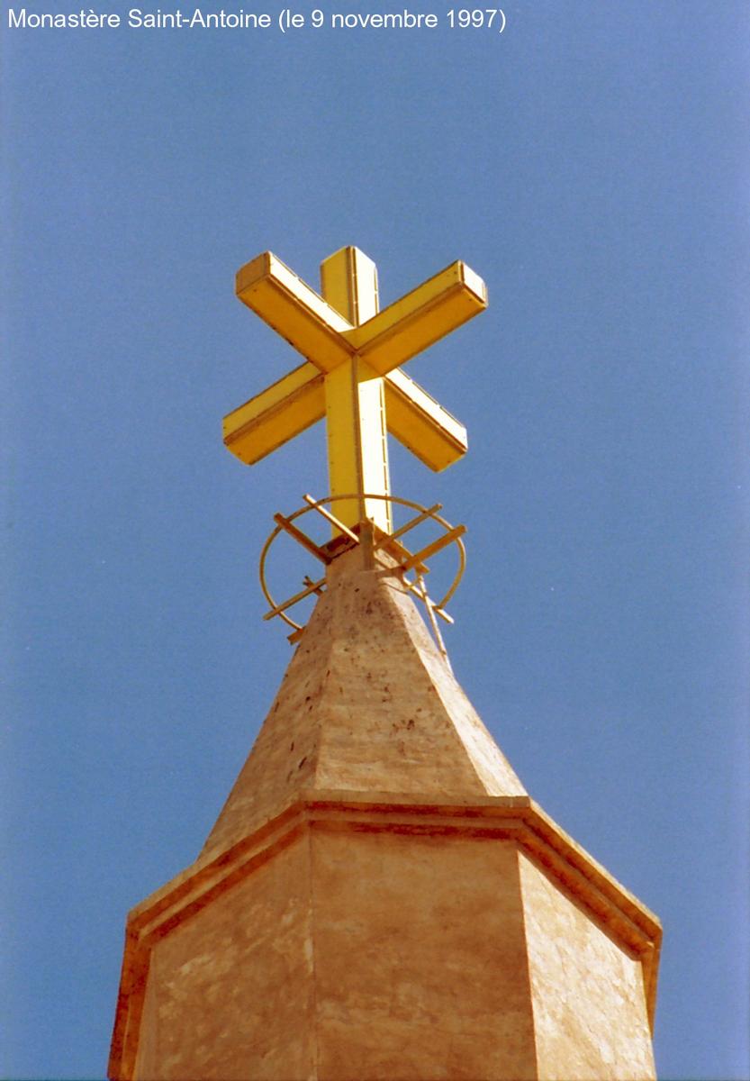 Monastère fortifié de Saint-Antoinela Croix copte qui surmonte les clochers Monastère fortifié de Saint-Antoine la Croix copte qui surmonte les clochers