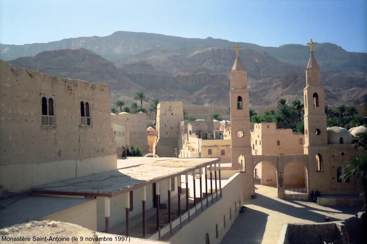 Monastère fortifié de Saint-Antoine Des moines Coptes orthodoxes habitent ce monastère, qui peut accueillir des pèlerins