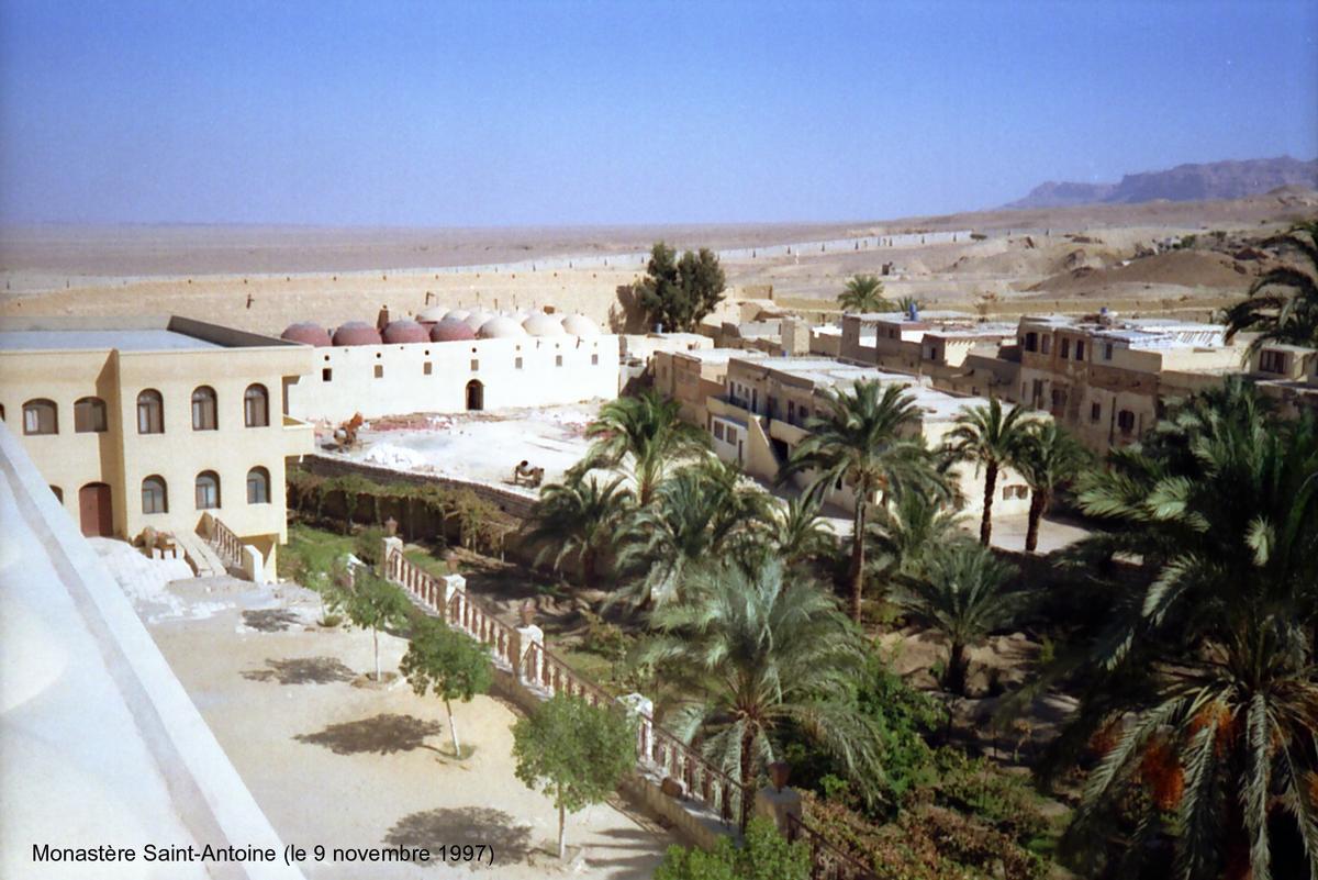 Monastére fortifié de Saint-Antoine Le monastére est une oasis dans le désert qui borde la rive occidentale du golfe de Suez