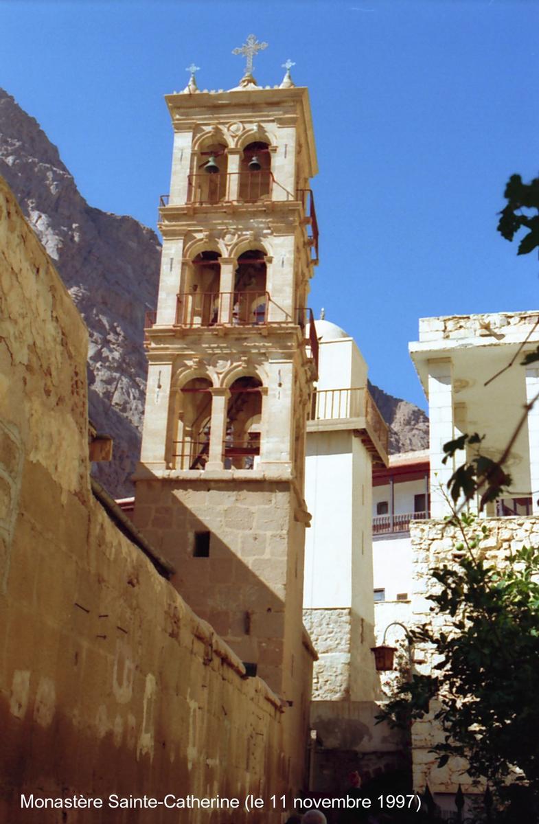 Monastère de Sainte-Cathérine - Clocher de l'église et minaret de la mosquée construite au 10e siècle 
