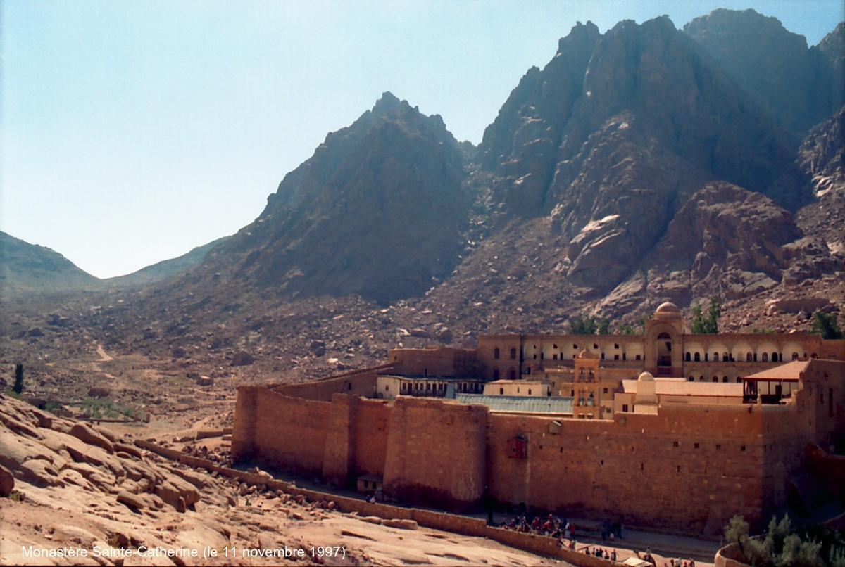 Monastère de Sainte-Cathérine Construit au 6e siècle,sur ordre de l'Empereur Justinien,sur le site biblique du «Buisson ardent».Il est situé à 1570 m d'altitude, au pied du Mont Moïse(Mont Sinaï)