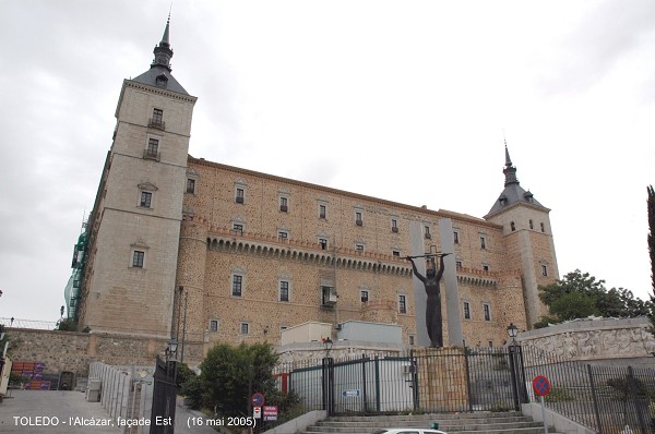 Fiche média no. 42825 TOLEDO (Castilla-La Mancha) – L'Alcázar, cet ancien château royal de Carlos V et Felipe II, est construit sur un site où Romains, Wisigoths et Arabes élevèrent successivement une forteresse. Aujourd'hui il abrite un Musée militaire