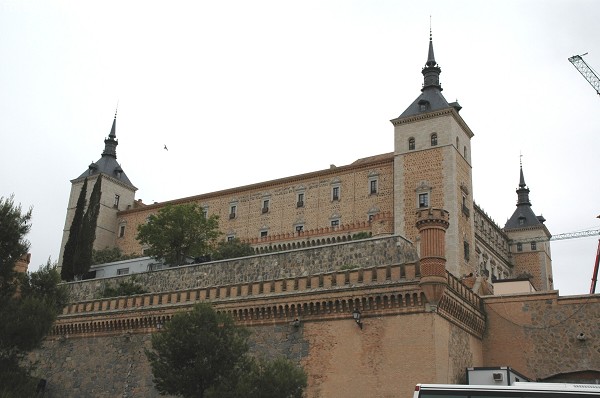 Fiche média no. 42826 TOLEDO (Castilla-La Mancha) – L'Alcázar, cet ancien château royal de Carlos V et Felipe II, est construit sur un site où Romains, Wisigoths et Arabes élevèrent successivement une forteresse. Aujourd'hui il abrite un Musée militaire