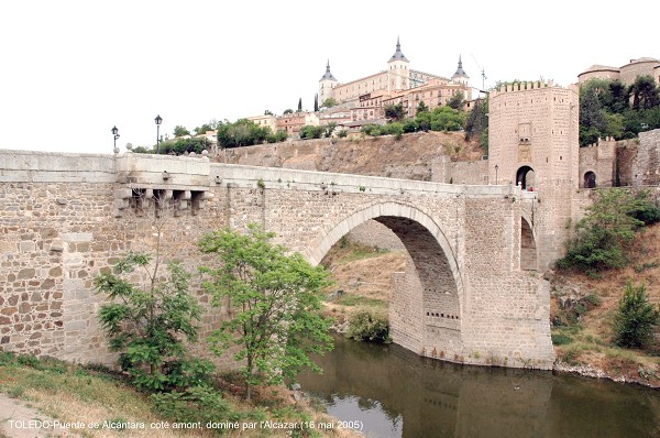Puente de Alcántara, Toledo Construit sur des fondations romaines, enjambe le rio Tajo (Tage) à l'Est de la ville