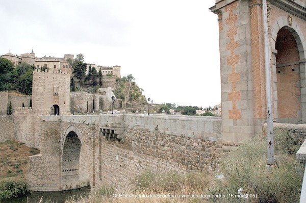 Puente de Alcántara, Toledo Construit sur des fondations romaines, enjambe le rio Tajo (Tage) à l'Est de la ville