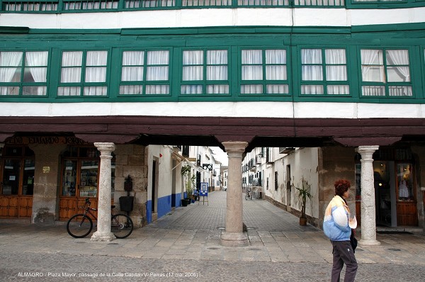 ALMAGRO (Castille-La Manche) – Maisons sur portiques de la Plaza Mayor (antérieure au XVIe siècle), classée Monument national 