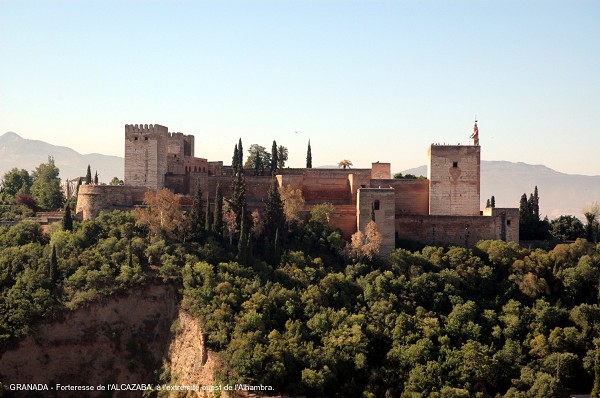GRENADE (Andalousie) - l'ALHAMBRA, l'Alcazaba, cette forteresse du XIIIe occupe la pointe ouest de l'enceinte fortifiée 