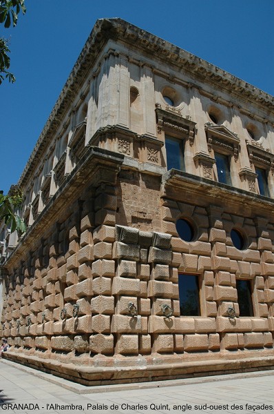 Fiche média no. 49592 GRENADE (Andalousie) - l'ALHAMBRA, le Palais de Charles Quint, palais de style Renaissance édifié au XVIe pour l'Empereur, il possède un exceptionnel patio circulaire