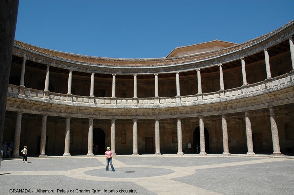 Fiche média no. 49593 GRENADE (Andalousie) - l'ALHAMBRA, le Palais de Charles Quint, palais de style Renaissance édifié au XVIe pour l'Empereur, il possède un exceptionnel patio circulaire