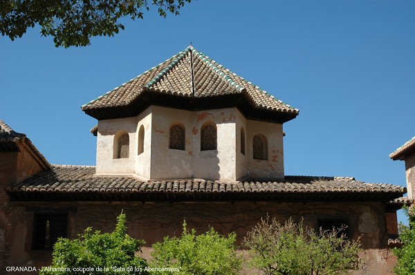 GRENADE (Andalousie) - l'ALHAMBRA, les « palais arabes », le Palais des Lions, 124 colonnes bordent la cour des Lions 