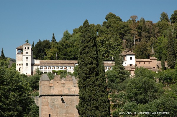 Fiche média no. 49599 GRENADE (Andalousie) – Le GENERALIFE (déformation de Djannat al-Arif), construit au XIIIe à l'extérieur de l'enceinte fortifiée de l'Alhambra, c'était la résidence d'été des souverains Nasrides