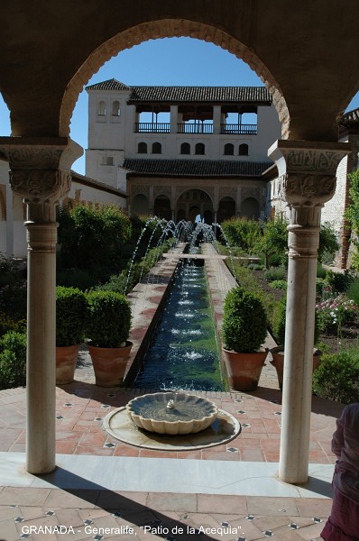 Fiche média no. 49600 GRENADE (Andalousie) – Le GENERALIFE (déformation de Djannat al-Arif), construit au XIIIe à l'extérieur de l'enceinte fortifiée de l'Alhambra, c'était la résidence d'été des souverains Nasrides