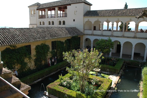 Fiche média no. 49602 GRENADE (Andalousie) – Le GENERALIFE (déformation de Djannat al-Arif), construit au XIIIe à l'extérieur de l'enceinte fortifiée de l'Alhambra, c'était la résidence d'été des souverains Nasrides