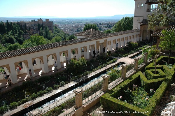 Fiche média no. 49603 GRENADE (Andalousie) – Le GENERALIFE (déformation de Djannat al-Arif), construit au XIIIe à l'extérieur de l'enceinte fortifiée de l'Alhambra, c'était la résidence d'été des souverains Nasrides