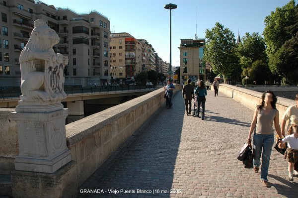 Fiche média no. 49649 GRENADE (Andalousie) – «Puente Blanco», dans le prolongement de l'avenue Acera de Darro, le vieux «Puente Blanco» est réservé aux piétons pour traverser le rio Genil