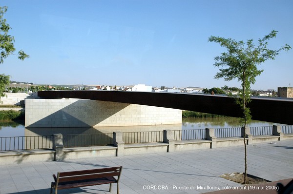 Fiche média no. 43602 CORDOBA (Andalucia) – Puente de Miraflores, ce pont aux lignes modernes relie les deux rives du Guadalquivir entre le Puente del Arenal et le Puente Romano