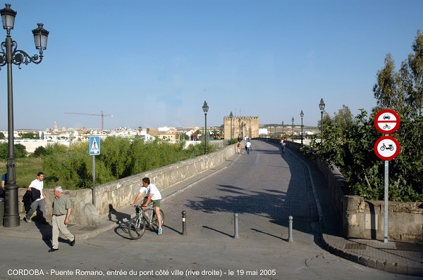 Fiche média no. 43567 CORDOBA (Andalucia) – Puente Romano,la construction du pont romain remonte au 1er siècle AV. J.C. Il est encadré par deux ouvrages, côté ville: la Porte du Pont et, sur la rive gauche, la Tour de Calahorra, qui abrite aujourd'hui un Musée historique