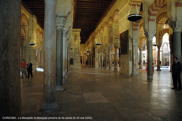 Fiche média no. 48079 CORDOUE (Andalousie) – « La Mezquita », la construction de la Cathédrale entraîna la disparition d'une partie des 850 colonnes de granit, de jaspe et de marbre de la Grande Mosquée