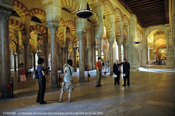 Fiche média no. 48080 CORDOUE (Andalousie) – « La Mezquita », la construction de la Cathédrale entraîna la disparition d'une partie des 850 colonnes de granit, de jaspe et de marbre de la Grande Mosquée