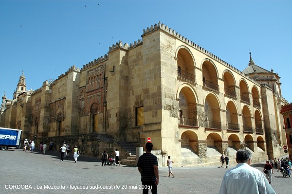 Fiche média no. 48076 CORDOUE (Andalousie) – La Mezquita, la construction de la Grande Mosquée débuta au 8e siècle, trois agrandissements successifs lui donnèrent ses dimensions actuelles