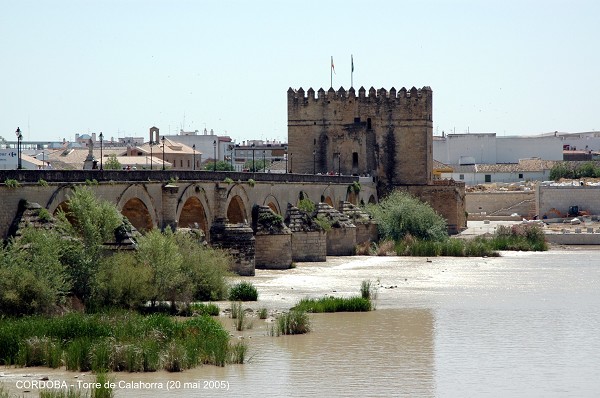 Fiche média no. 43575 CORDOBA (Andalucia) – Torre de la Calahorra, ce donjon du XIVe siècle défendait l'accés au Pont Romain sur la rive gauche du Guadalquivir, il abrite le Musée des trois cultures
