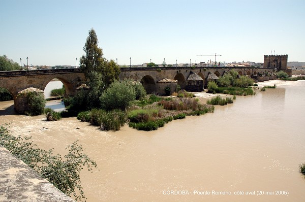Fiche média no. 43568 CORDOBA (Andalucia) – Puente Romano,la construction du pont romain remonte au 1er siècle AV. J.C. Il est encadré par deux ouvrages, côté ville: la Porte du Pont et, sur la rive gauche, la Tour de Calahorra, qui abrite aujourd'hui un Musée historique