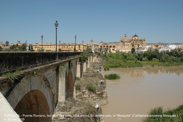 Fiche média no. 43569 CORDOBA (Andalucia) – Puente Romano,la construction du pont romain remonte au 1er siècle AV. J.C. Il est encadré par deux ouvrages, côté ville: la Porte du Pont et, sur la rive gauche, la Tour de Calahorra, qui abrite aujourd'hui un Musée historique