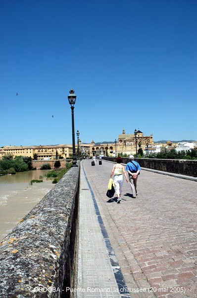 Fiche média no. 43572 CORDOBA (Andalucia) – Puente Romano,la construction du pont romain remonte au 1er siècle AV. J.C. Il est encadré par deux ouvrages, côté ville: la Porte du Pont et, sur la rive gauche, la Tour de Calahorra, qui abrite aujourd'hui un Musée historique