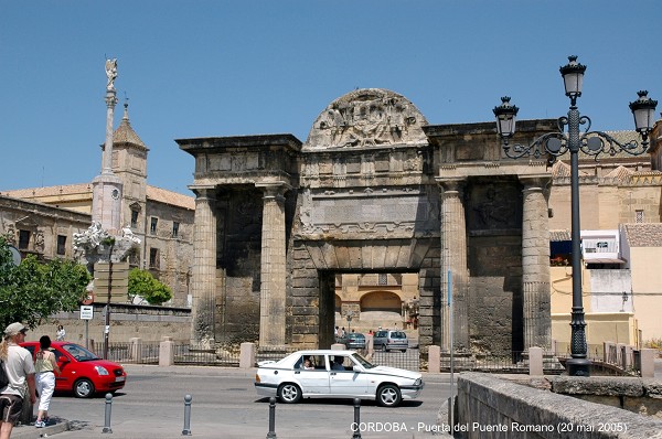 Fiche média no. 43573 CORDOBA (Andalucia) – Puente Romano, la construction du pont romain remonte au 1er siècle AV. J.C. Il est encadré par deux ouvrages, côté ville: la Porte du Pont et, sur la rive gauche, la Tour de Calahorra, qui abrite aujourd'hui un Musée historique