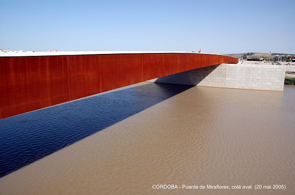 Fiche média no. 43606 CORDOBA (Andalucia) – Puente de Miraflores, ce pont aux lignes modernes relie les deux rives du Guadalquivir entre le Puente del Arenal et le Puente Romano