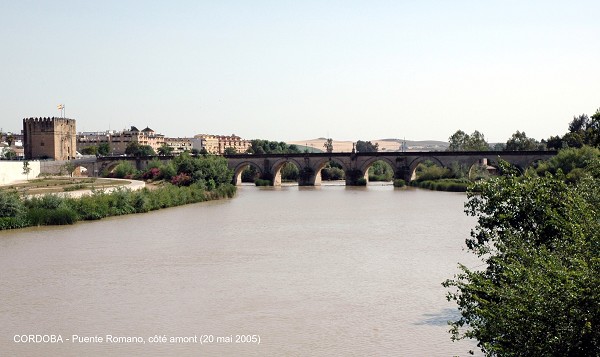 Fiche média no. 43574 CORDOBA (Andalucia) – Puente Romano, la construction du pont romain remonte au 1er siècle AV. J.C. Il est encadré par deux ouvrages, côté ville: la Porte du Pont et, sur la rive gauche, la Tour de Calahorra, qui abrite aujourd'hui un Musée historique