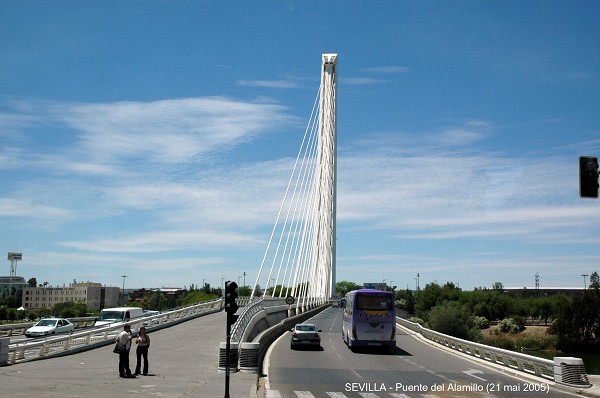 SEVILLA – Puente del Alamillo, le pont comporte deux chaussées séparées par une allée piétonnière 