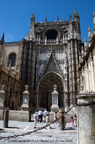 Fiche média no. 44834 SEVILLA (Andalucia) – La Cathédrale, connue sous le nom de « GIRALDA » (pour la statue-girouette qui couronne le clocher édifié au sommet du minaret du XIIe siècle), construite à partir de 1401 cette cathédrale est l'un des plus vastes édifices gothiques du monde