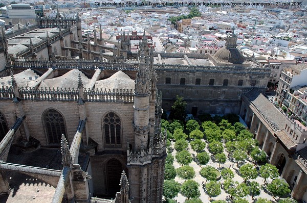 Fiche média no. 44844 SEVILLA (Andalucia) – La Cathédrale, connue sous le nom de « GIRALDA » (pour la statue-girouette qui couronne le clocher édifié au sommet du minaret du XIIe siècle), construite à partir de 1401 cette cathédrale est l'un des plus vastes édifices gothiques du monde