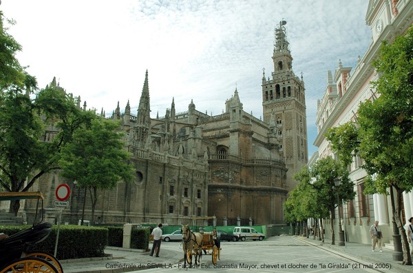 Fiche média no. 44851 SEVILLA (Andalucia) – La Cathédrale, connue sous le nom de « GIRALDA » (pour la statue-girouette qui couronne le clocher édifié au sommet du minaret du XIIe siècle), construite à partir de 1401 cette cathédrale est l'un des plus vastes édifices gothiques du monde