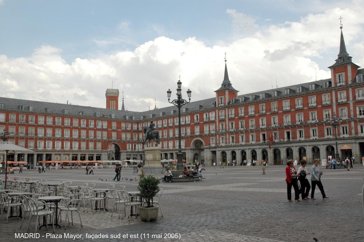 MADRID – « Plaza Mayor », ooeuvre de Juan Gómez de Mora, construite au XVIIe, forme un rectangle de 120m x 90m 