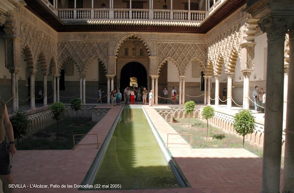 Fiche média no. 45005 SEVILLA (Andalucia) – La construction des palais royaux de l'Alcázar s'étale sur plusieurs siècles, à partir du IXe. Les appartements de style mudéjar sont pour l'essentiel des XIVe et XVe. Au XVIe, Charles Quint fit également construire des appartements (les Salones de Carlos V)