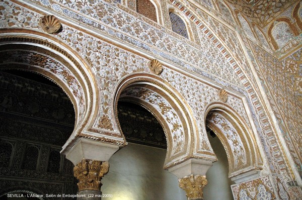 Fiche média no. 45012 SEVILLA (Andalucia) – La construction des palais royaux de l'Alcázar s'étale sur plusieurs siècles, à partir du IXe. Les appartements de style mudéjar sont pour l'essentiel des XIVe et XVe. Au XVIe, Charles Quint fit également construire des appartements (les Salones de Carlos V)
