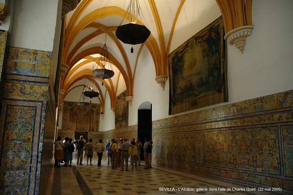 Fiche média no. 45013 SEVILLA (Andalucia) – La construction des palais royaux de l'Alcázar s'étale sur plusieurs siècles, à partir du IXe. Les appartements de style mudéjar sont pour l'essentiel des XIVe et XVe. Au XVIe, Charles Quint fit également construire des appartements (les Salones de Carlos V)