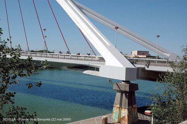 Fiche média no. 44568 SEVILLA - Pont de la BARQUETA (également nommé: Pont de l'Europe) il donne accés, par-dessus le canal Alphonse XIII (bras du rio Guadalquivir), à l'Isla de la Cartuja. La section centrale du tablier est suspendue à une arche qui repose sur quatre plots en béton