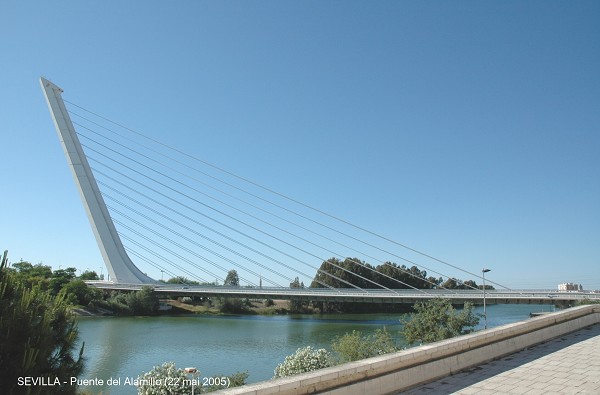 SEVILLA – Puente del Alamillo, pylone et tablier constituent un ensemble équilibré, dont le poids est supporté par le socle du pylone 