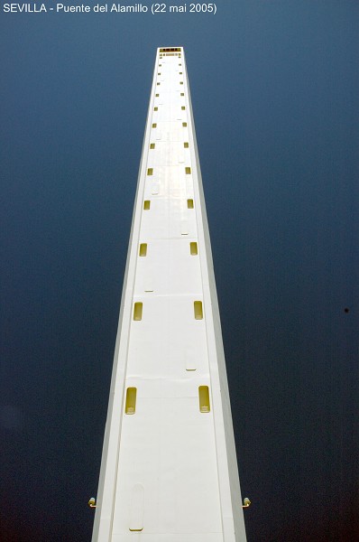 SEVILLA – Puente del Alamillo, le pylone du coté opposé aux haubans 