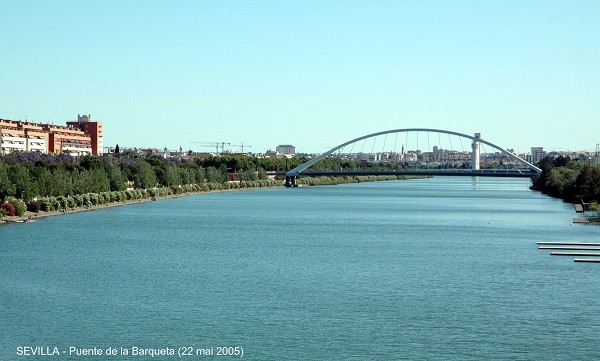 Fiche média no. 44572 SEVILLA - Pont de la BARQUETA (également nommé: Pont de l'Europe) il donne accés, par-dessus le canal Alphonse XIII (bras du rio Guadalquivir), à l'Isla de la Cartuja. La section centrale du tablier est suspendue à une arche qui repose sur quatre plots en béton