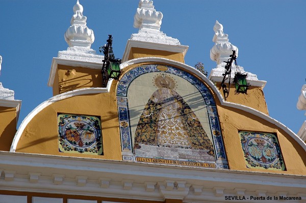 Fiche média no. 54607 SEVILLE. (Andalousie) –Porte de la Macarena, à l'extrémité W des remparts conservés,(en arrière-plan, la basilique néo-baroque de la Macarena)